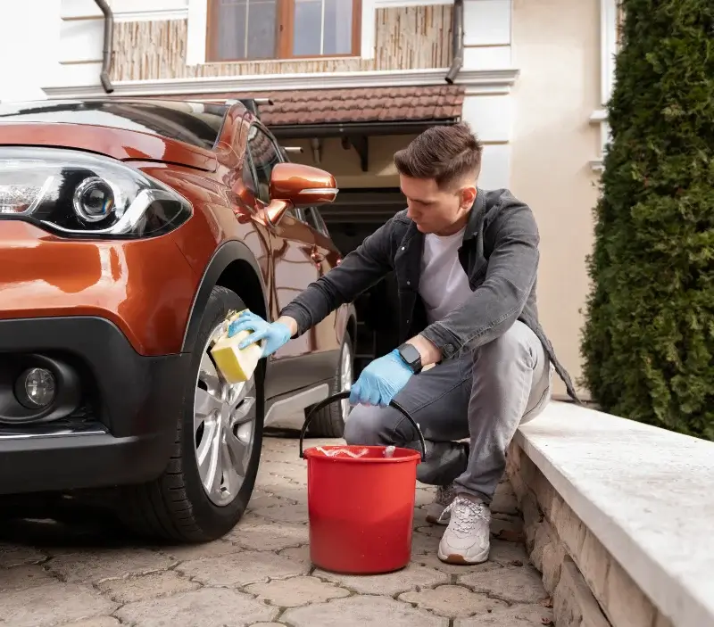 Lavage auto à domicile Arradon : professionnel intervenant sur un véhicule